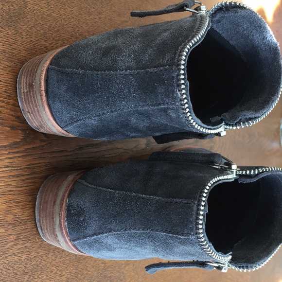 Dolce Vita 8.5 dark gray clever zipper trimmed low wedge ankle boots. - Picture 4 of 6